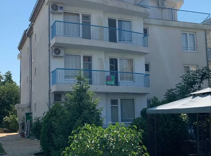 Lilia Πανσιόν 4*